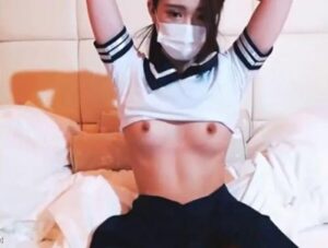 Chat-Flix | セーラー服スリム娘のライブチャット動画サムネイル