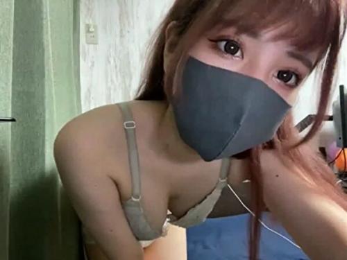 「脱いじゃったw半ケツwエッチしたいです！」ノリノリ発情セクシー淫乱ギャル【ライブチャット/美尻/ビッチ】